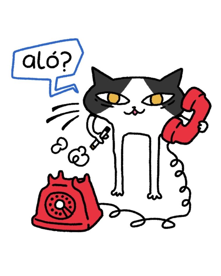 Tatuaje a color de un gato blanco y negro hablando por un teléfono rojo de disco, con bocadillo que dice «aló»