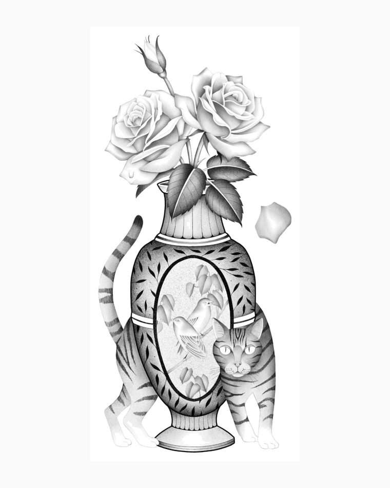 Tatuaje ilustrativo de jarrón con rosas y un gato atigrado detrás