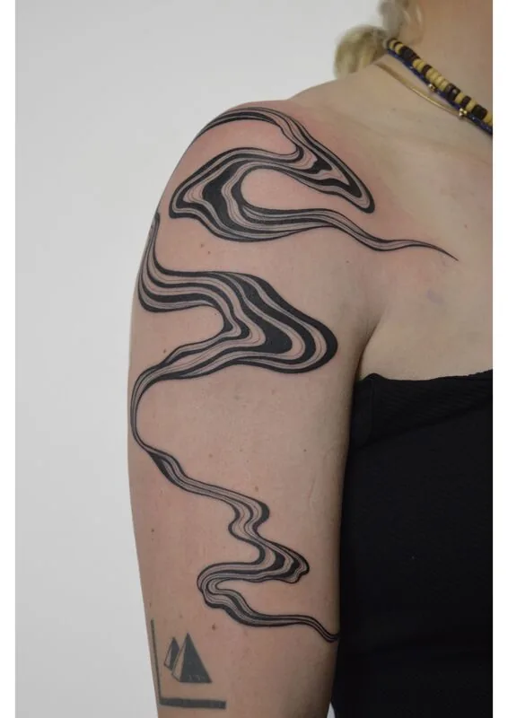 Tatuaje estilo Abstract - ejemplo 3 en Trato Tattoo Estudio Valencia
