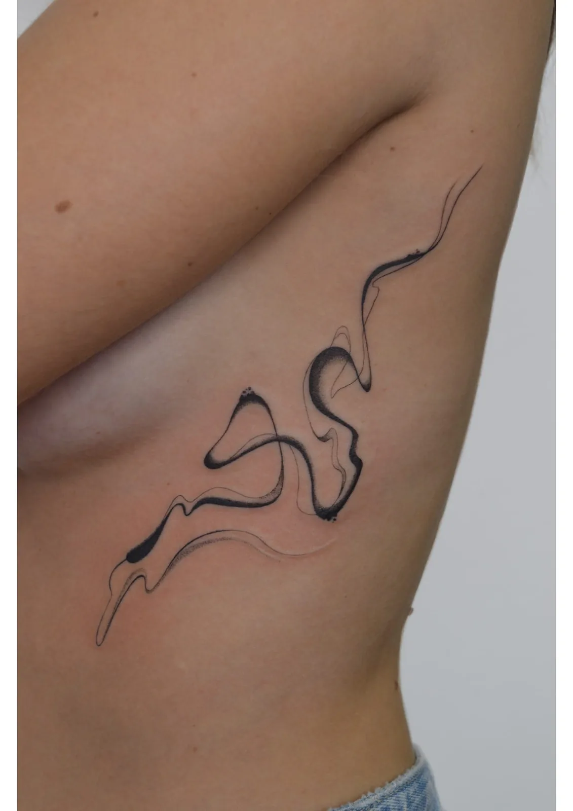 Tatuaje estilo Abstract - ejemplo 8 en Trato Tattoo Estudio Valencia