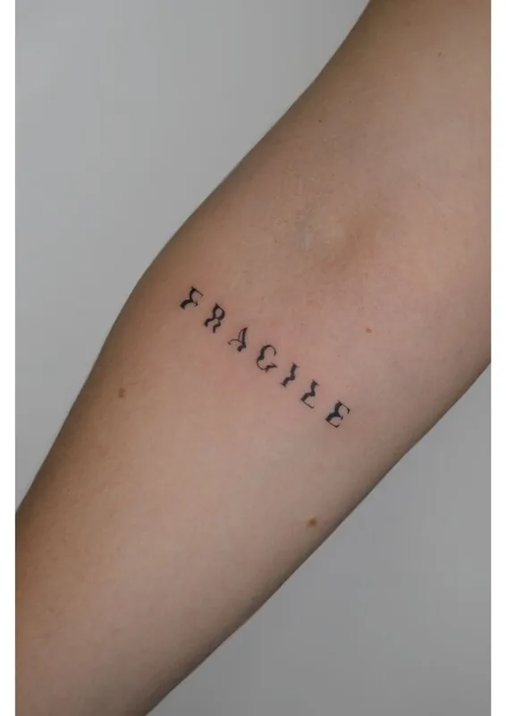 Tatuaje estilo Lettering - ejemplo 1 en Trato Tattoo Estudio Valencia