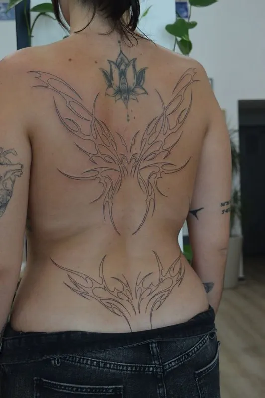 Tatuaje estilo Neotribal - ejemplo 1 en Trato Tattoo Estudio Valencia