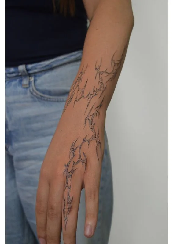 Tatuaje estilo Neotribal - ejemplo 3 en Trato Tattoo Estudio Valencia