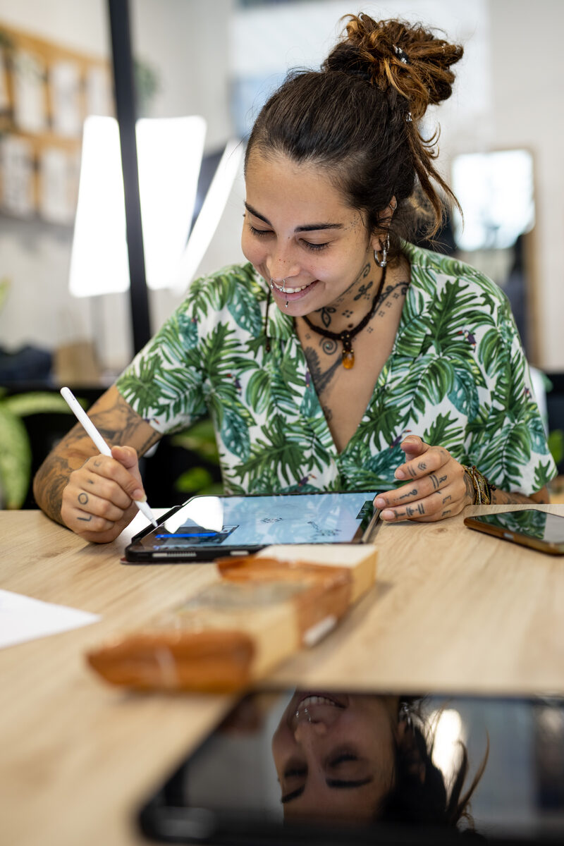 Tatuaje blackwork de cuervo