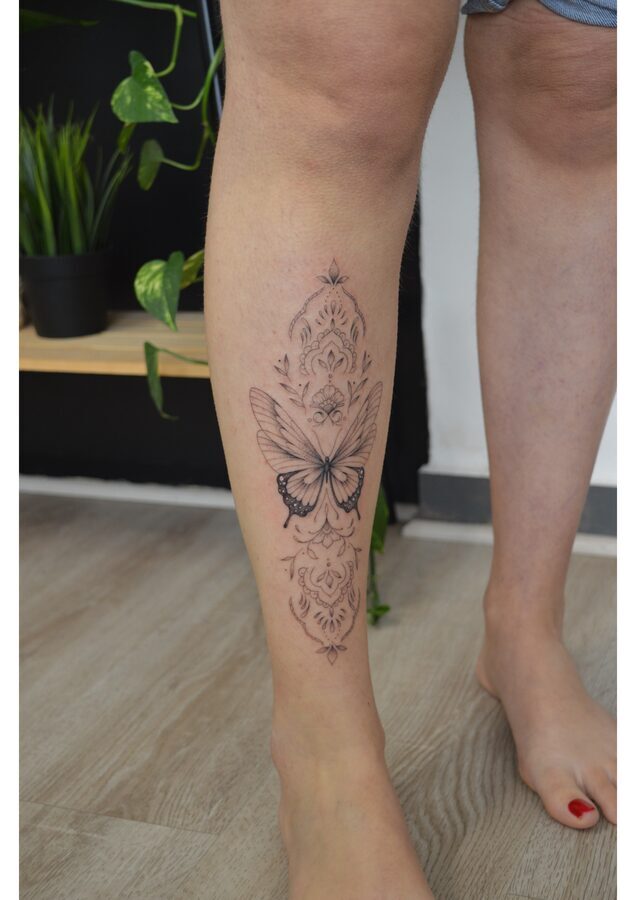 Tatuaje blackwork de cuervo