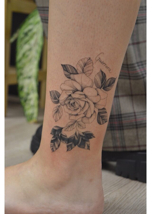 Tatuaje de rosa con lettering