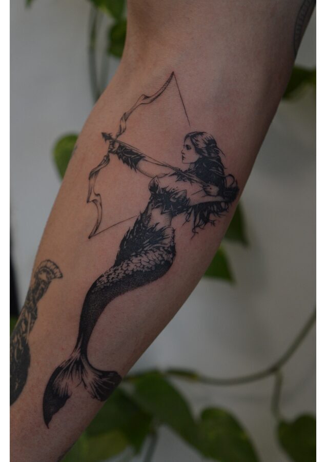 Tatuaje ilustrativo de sirena