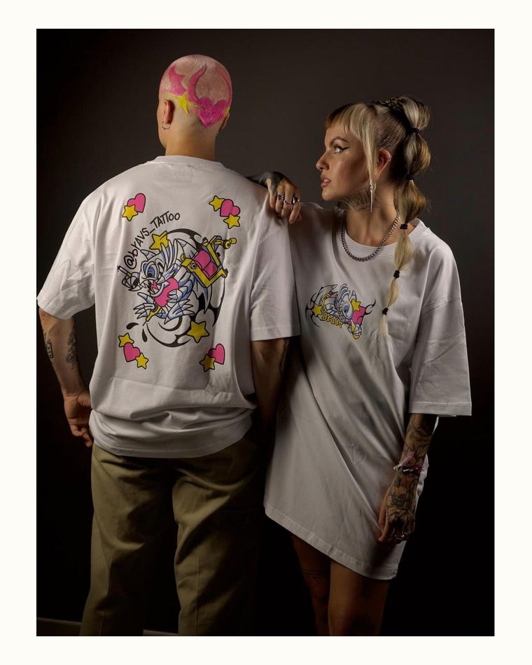 Camiseta blanca oversize con un gato ilustrado a color estampado en la espalda y el pecho