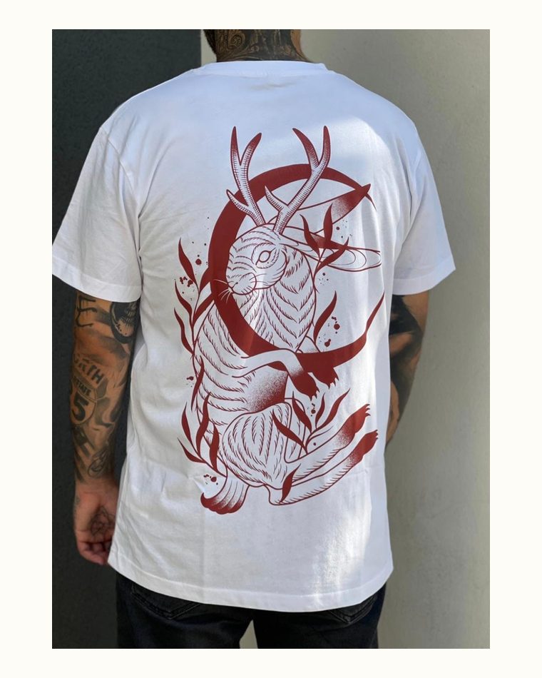 Camiseta blanca con el jackalope estampado en rojo en la espalda