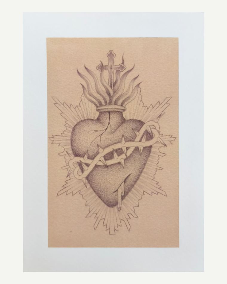 Ilustración en puntillismo de un corazón sagrado con corona de espinas y cruz, sobre papel tostado