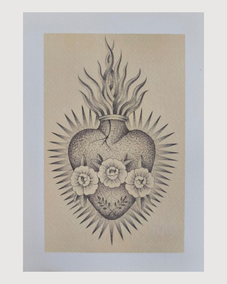 Ilustración en puntillismo de un corazón sagrado en llamas rodeado de flores, sobre papel tostado