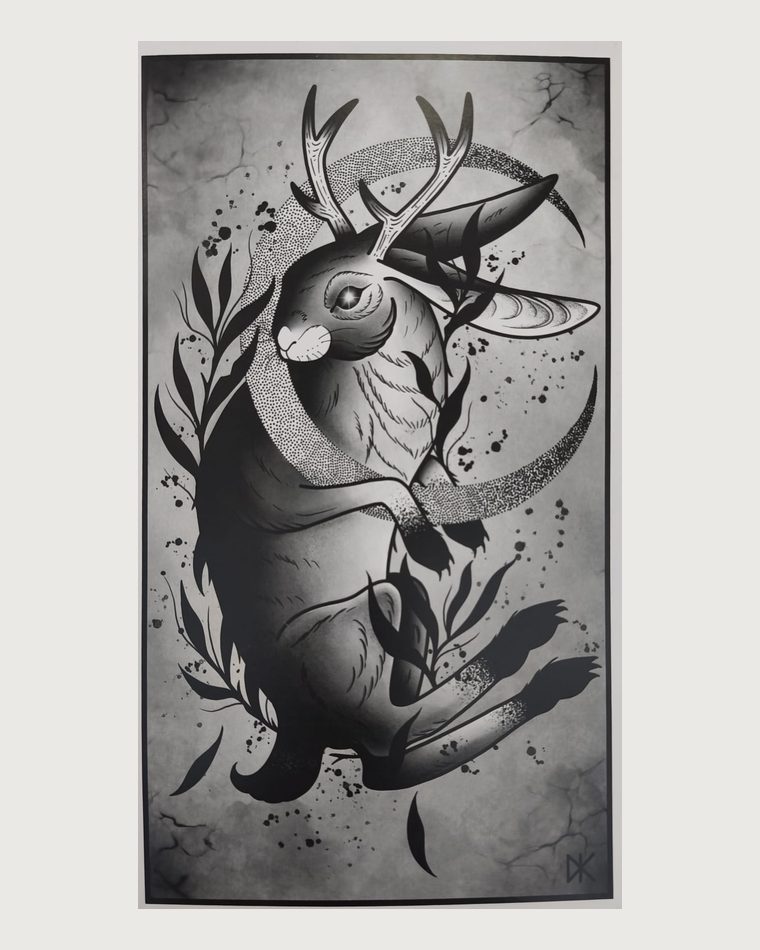 Ilustración en blanco y negro de un jackalope, la liebre con cuernos, ante una luna creciente