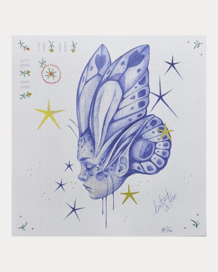 Ilustración a bolígrafo azul de un rostro con alas de mariposa y estrellas, firmada y numerada