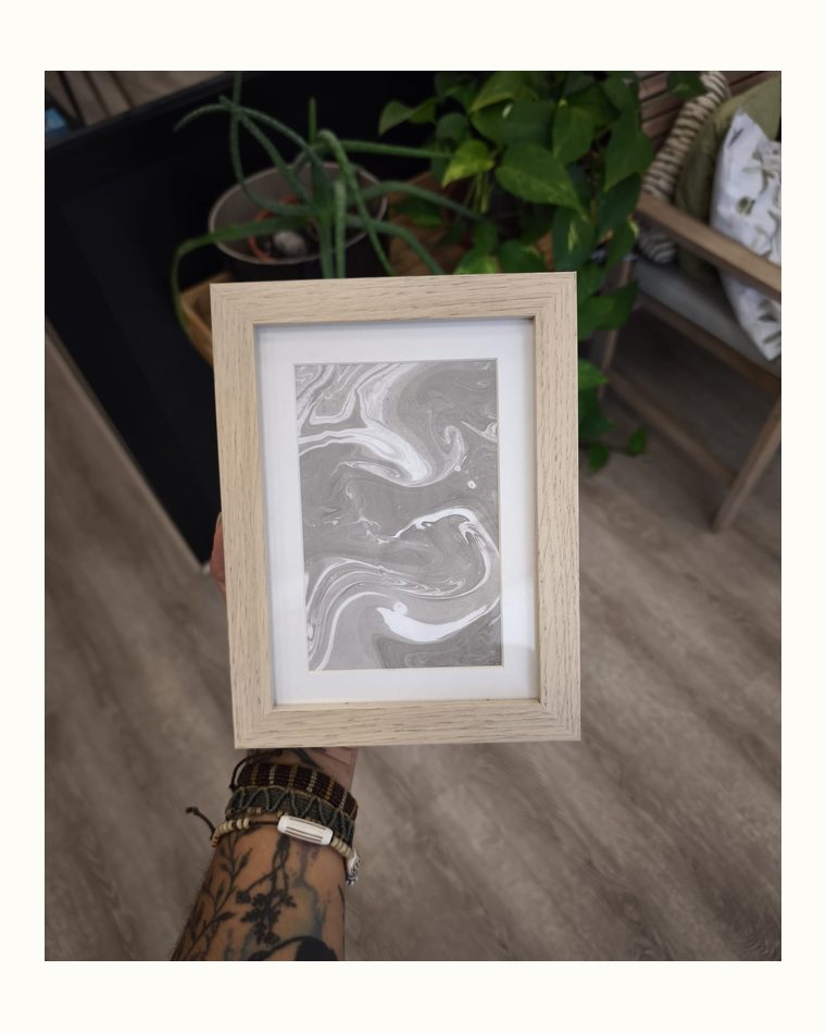 Suminagashi original en grises y blancos, marmoleado japonés sobre papel, presentado en marco de madera clara
