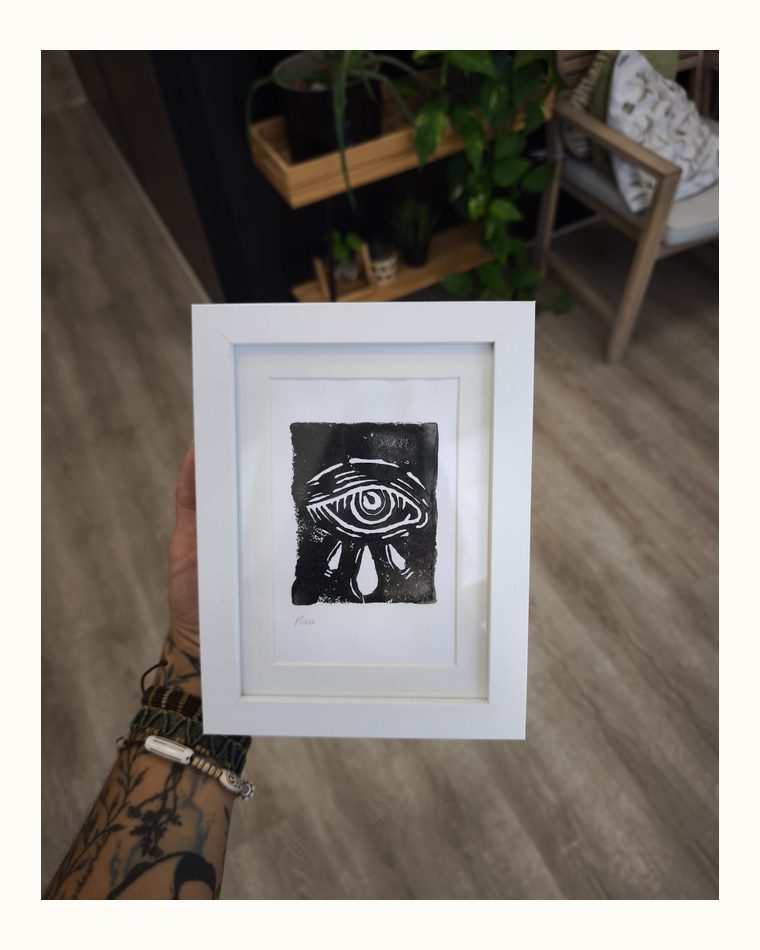 Linograbado del ojo presentado en marco blanco con paspartú