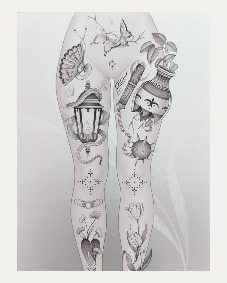 Ilustración a lápiz de dos piernas cubiertas de tatuajes: farol, serpiente, mariposas y tulipanes