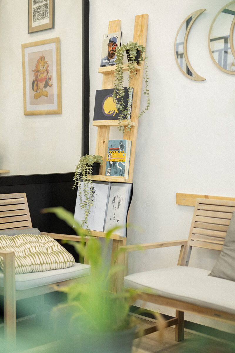 Zona de espera acogedora de Trato Tattoo Estudio en Valencia